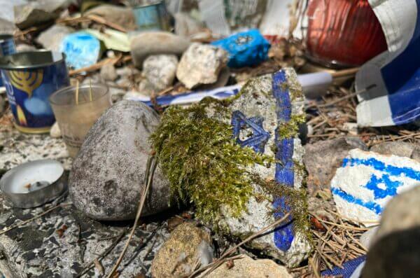 Materialne pozostałości wizyt izraelskich grup w Lesie Łopuchowskim.