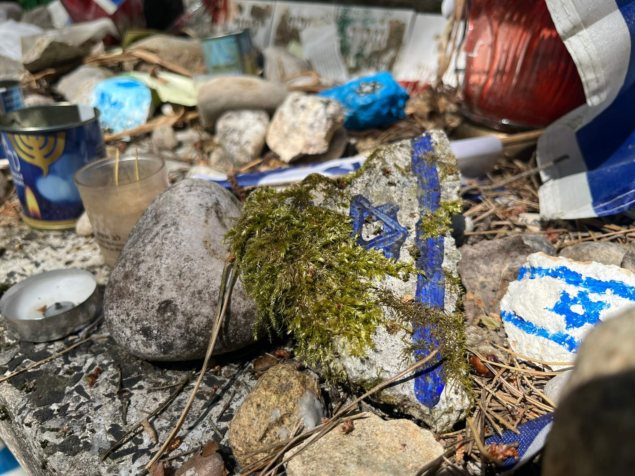 Materialne pozostałości wizyt izraelskich grup w Lesie Łopuchowskim.